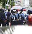 Policiais e equipes de emergência se reúnem em frente ao complexo comercial GINZA SIX, no distrito de Ginza, em Tóquio, Japão, em 25 de maio de 2026, após várias pessoas relatarem mal-estar durante um incidente envolvendo uma possível substância irritante.  Foto: David Mareuil/Anadolu via Getty Images