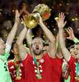 Harry Kane, do Bayern de Munique, ergue o troféu da Copa da Alemanha Foto: Alex Grimm/Getty Images