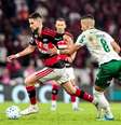 Jorginho sofre falta de Andreas Pereira, do Palmeiras  Foto: Gilvan de Souza/Flamengo