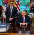 O senador Flávio Bolsonaro e o presidente dos Estados Unidos, Donald Trump, na Casa Branca.  Foto: Reprodução/Instagram