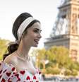 Emily (Lily Collins) diante da Torre Eiffel em Paris  Foto: Divulgação
