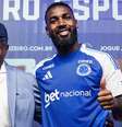 Gerson e o pai em coletiva de apresentação no Cruzeiro. Foto: Gustavo Aleixo/ Cruzeiro / Esporte News Mundo