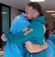 Neymar abraça Paquetá em sua apresentação na Seleção  Foto: Reprodução/CBF