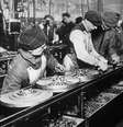 Linha de montagem da Ford, em fotografia de 1913  Foto: Domínio Público/Autor desconhecido/Wikimedia Commons / BBC News Brasil