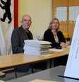 Mesários observam eleitor depositando cédula eleitoral em Berlim. Ao menos 14 milhões de pessoas que vivem na Alemanha são estrangeiras  Foto: DW / Deutsche Welle