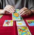 Cartas como O Sol, A Morte e Os Enamorados estão entre as mais populares nas leituras de tarô Foto: Shutterstock / João Bidu