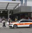 Viatura policial diante de estação de trem onde um homem feriu três pessoas a faca, em Winterthur, nesta quinta-feira, 28 de maio de 2026.  Foto: AFP - ARND WIEGMANN / RFI
