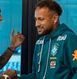 Neymar cumprimenta Raphinha em primeiro dia da Seleção Brasileira na Granja Comary, no Rio de Janeiro  Foto: Divulgação/CBF