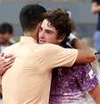 Fonseca e Djokovic se abraçam em quadra em Roland Garros  Foto: ANSA / Ansa - Brasil