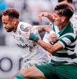 Foto: Raul Baretta/ Santos FC - Legenda: Neymar sente dores na panturrilha durante partida do Santos contra o Coritiba / Jogada10
