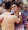 Noavk Djokovic cumprimentou João Fonseca após duelo em Roland Garros  Foto: Tnani Badreddine/DeFodi Images/DeFodi  / Getty Images