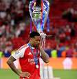 Gabriel Magalhães, do Arsenal, recebe abraço de Marquinhos, do PSG, após a decisão da Champions - Foto: Richard Heathcote/Getty Images / Jogada10