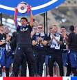 Désiré Doué celebra com o troféu da Champions durante o desfile dos jogadores do Paris Saint-Germain - Foto: Franco Arland/Getty Images / Jogada10
