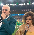 Falha em execução do Hino Nacional por Belo e Alcione em jogo do Brasil viraliza: 'Gostaram?'  Foto: Reprodução/GE TV