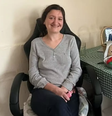 A romena Alexandra Apalaghiei, de 35 anos, está perdendo gradualmente a capacidade de andar e falar após ser diagnosticada com esclerose lateral amiotrófica (ELA) Foto: Reprodução/Daily Mail