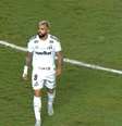 Gabigol em campo, momentos antes de fazer gesto obsceno  Foto: Reprodução | X