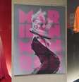 À esquerda, vestido rosa usado por Marilyn no filme 'Adorável Pecadora' (1960); no centro, o cartaz da exposição; ao lado, traje que a atriz vestiu para fotos dos estúdios Fox no início da década de 1950  Foto: Sala de TV