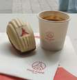 Madeleine com cobertura de chocolate branco e recheio de framboesa e café expresso: um clássico parisiense na cafeteira do PSG  Foto: Sala de TV