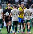 O árbitro Felipe Fernandes de Lima decidiu revisar as imagens por conta própria e anulou o empate contra o Palmeiras.  Foto:  Alex Silva/Sports Press Photo/Getty Images