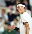 Jakub Mensik encara João Fonseca nas quartas de final de Roland Garros  Foto: Burak Akbulut/Anadolu via Getty Images