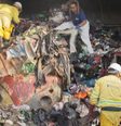 Foram retiradas 50 toneladas de lixo em 29 carregamentos de caminhões da casa de dona Anita  Foto: Reprodução/TV Globo