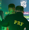 Agente da PRF pede autógrafo de Neymar durante embarque da Seleção para a Copa  Foto: Reprodução/SporTV