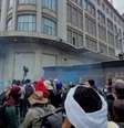 Manifestantes chegaram a tentar entrar na área onde está sendo instalada a fan fest para o Mundial - Foto: Reprodução / Jogada10