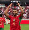 O lateral marroquino Mazraoui (à esquerda)  vai ao ataque e recebe a marcação de Couturier. Foto: Reprodução / Equipe Du Maroc / Jogada10