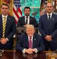 Flávio Bolsonaro e Eduardo Bolsonaro visitaram o presidente dos Estados Unidos, Donald Trump, na Casa Branca na última semana de maio.  Foto: Eduardo Bolsonaro via Facebook / Estadão