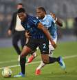 Denzel Dumfries em disputa de bola com Lautaro Martinez durante aquecimento da Inter - Foto: Tullio M. Puglia/Getty Images / Jogada10