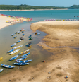 Pequenos barcos encalhados no rio durante a seca amazônica Foto: Getty Images/Tarcisio Schnaider