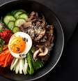 Bibimbap vira desafio no MasterChef 2026 e leva tradição coreana para a cozinha mais famosa do Brasil  Foto: Freepik