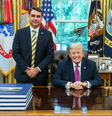 Flávio Bolsonaro posa ao lado de Donald Trump na Casa Branca  Foto: Reprodução/TruthSocial/realDonaldTrump