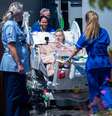 Hollie foi a primeira paciente a experimentar a nova UTI ao ar livre no terraço do King's College Hospital  Foto: BBC News Brasil