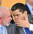 O presidente Luiz Inácio Lula da Silva conversa com o presidente do Senado, Davi Alcolumbre, em evento no Palácio do Planalto dia 14 de abril de 2026  Foto: AFP via Getty Images / BBC News Brasil