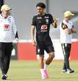 Ancelotti conversa com Marquinhos durante treino da Seleção  Foto: Rafael Ribeiro/CBF