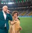 Belo e Alcione cantam o hino nacional brasileiro durante jogo do Brasil no Maracanã.  Foto: Reprodução de 'Brasil x Panamá' (2026)/Globo / Estadão
