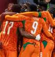 Jogadores de Costa do Marfim e França em disputa de bola na preparação para a Copa do Mundo –  Foto: Reprodução / Costa do Marfim / Jogada10
