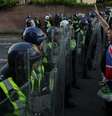Manifestantes enfrentam as forças de segurança durante um protesto organizado após a condenação de Vikrum Digwa pelo assassinato do estudante Henry Nowak, em Southampton, no Reino Unido, em 2 de junho de 2026.  Foto: REUTERS - Isabel Infantes / RFI