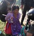 Policiais revistam uma manifestante enquanto retiram membros da comunidade que ocuparam a instalação petrolífera Humberto Suárez, em Santa Rosa del Sara, para exigir a renúncia do presidente Rodrigo Paz. Os protestos em curso causaram escassez de combustível e alimentos na Bolívia. (03/06/2026)  Foto: RFI