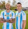 Rodrigo de Paul – Giovani Lo Celso vão para mais uma Copa –  Foto: Divulgação/AFA/Adidas / Jogada10