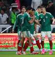 Vasquez (esquerda) celebra o lado de Quiñónez o primeiro gol mexicano. Foto: Manuel Velasquez/Getty Images / Jogada10