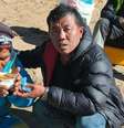 Dawa Sherpa (esquerda), que era dado como morto após desaparecer no Everest na semana passada, foi encontrado com vida  Foto: Sagarmatha Pollution Control Committee (SPCC) / BBC News Brasil