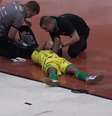 Lâmpada cai na cabeça de jogador da Chapecoense durante partida Foto: Reprodução/YouTube / Esporte News Mundo
