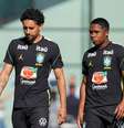 Jogadores do Brasil atendem a torcida após bronca de Marquinhos –  Foto: Reprodução / Jogada10