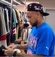 Neymar mostra o que levou na mala da Copa do Mundo  Foto: Reprodução/YouTube: Cris Guedes / Estadão