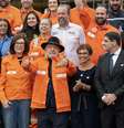 O presidente Luiz Inácio Lula da Silva (de chapéu) posa ao lado da presidente da Petrobras, Magda Chambriard (centro-esquerda), políticos e funcionários em um evento realizado para anunciar os investimentos da Petrobras na refinaria Gabriel Passos em Betim, Minas Gerais, Brasil, em 20 de março de 2026.  Foto: AFP - DOUGLAS MAGNO / RFI