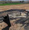 Agricultores resfriam área atingida por destroços de míssil perto de Najha, na Síria, após ataques no conflito entre Irã e Israel.  Foto: RFI