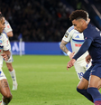 Desire Doue, nº 14 do Paris Saint-Germain, controla a bola contra Guela Doue, nº 22 do RC Strasbourg Alsace, durante a partida da Ligue 1 McDonald's entre Paris Saint-Germain e RC Strasbourg no Parc des Princes, em 17 de outubro de 2025, em Paris, França.  Foto: Catherine Steenkeste/Getty Images