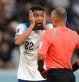 O inglês Jude Bellingham reclama com o árbitro brasileiro Wilton Pereira Sampaio durante uma partida da Copa do Mundo do Catar de 2022.  Foto: Shaun Botterill - FIFA/FIFA via Getty Images